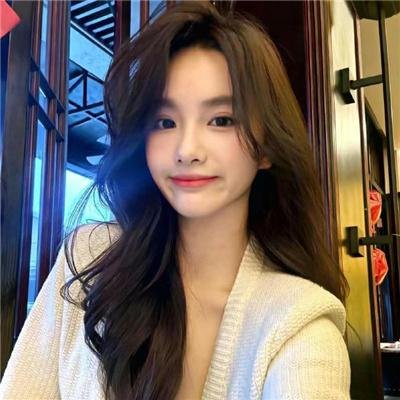 穿黄睡衣的女孩